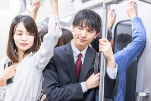 揺れる通勤電車でふらつくのは反り腰が原因？