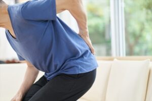 お尻から足が痺れるのは坐骨神経痛が原因？