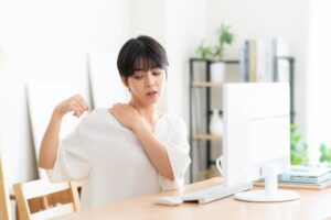 低気圧で肩こりがなぜ起こるのか？対策方法をご紹介
