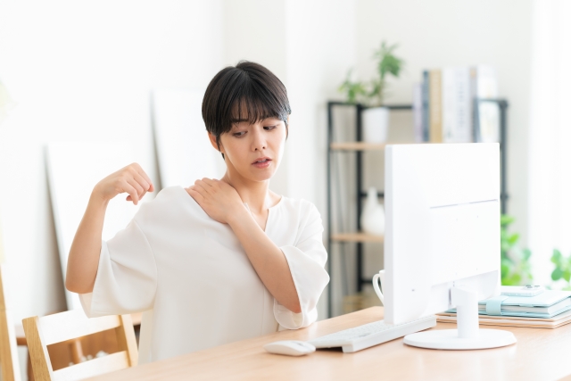 低気圧で肩こりがなぜ起こるのか？対策方法をご紹介