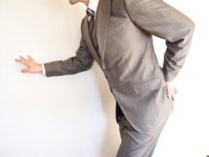 デスクワークで左足だけが痺れるのは坐骨神経痛が原因？
