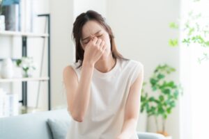 秋にも花粉症？目の疲れやドライアイに注意
