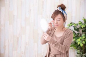 秋の花粉症からくる眼精疲労の改善方法とは