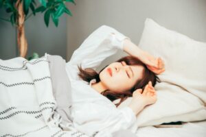 寝ると腕を上げてしまうとどうなる？肩こり・痺れ・睡眠の質への影響