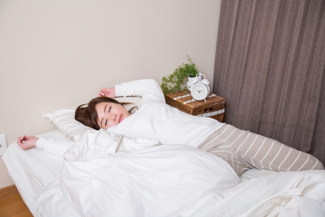 バンザイ寝を鍼灸で改善。睡眠の質を高める体づくり