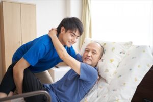介護職はなぜ坐骨神経痛になりやすい？原因と改善