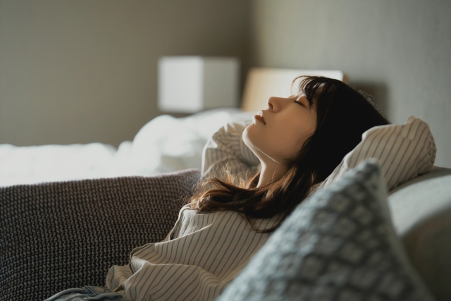 バンザイ寝は危険?体が無意識にこの姿勢をとる理由