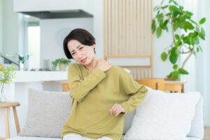 乾燥する季節に肩・背中がこるのはなぜ？