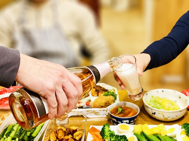 食べ過ぎ・飲み過ぎで肩こり悪化?内臓疲労と筋肉の関係