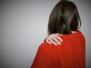 冷えと肩こりの深い関係。なぜ冬になると肩こりが悪化しやすいのか