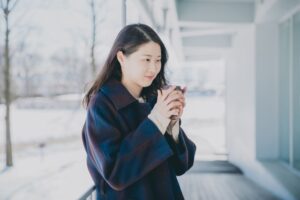 冬のコートで肩こりが悪化する理由と改善方法