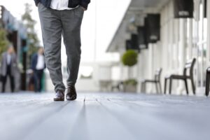 腰痛の原因は革靴？通勤時の靴に注意しましょう。