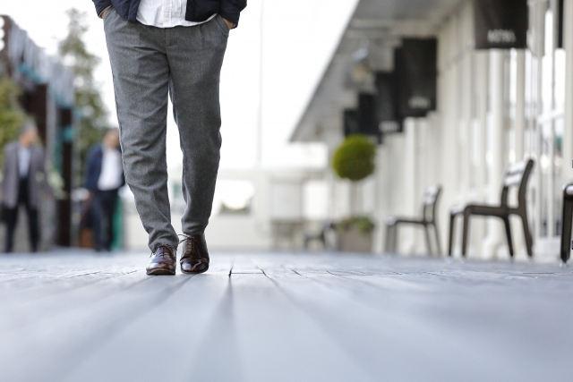 腰痛の原因は革靴?通勤時の靴に注意しましょう。