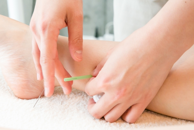 鍼灸は痛い？それともリラックスできる？マッサージとの違いを紹介
