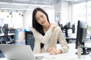休んでも回復しない肩こり。五月病による自律神経の乱れが関係している可能性があります。